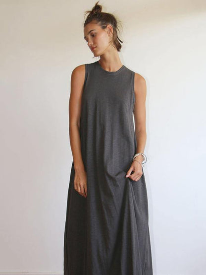 Delia - Robe longue sans manches à encolure ronde simple