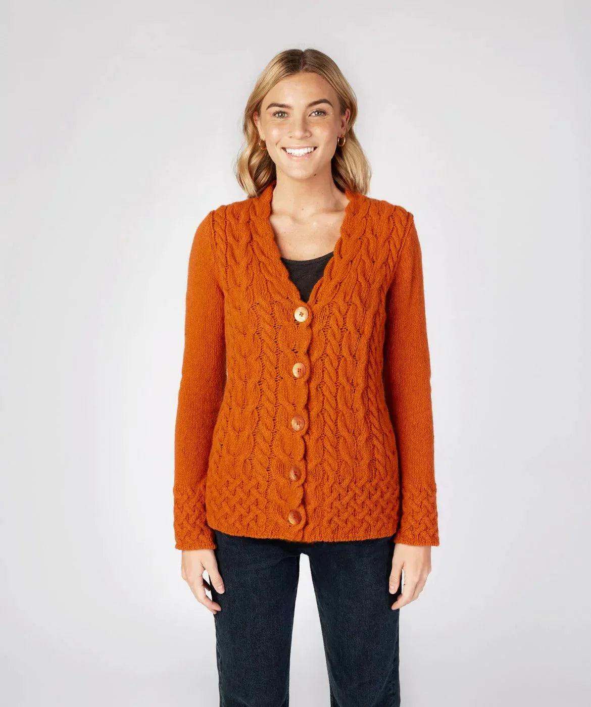 Trudi® | Cardigan en maille tressée fer à cheval terracotta