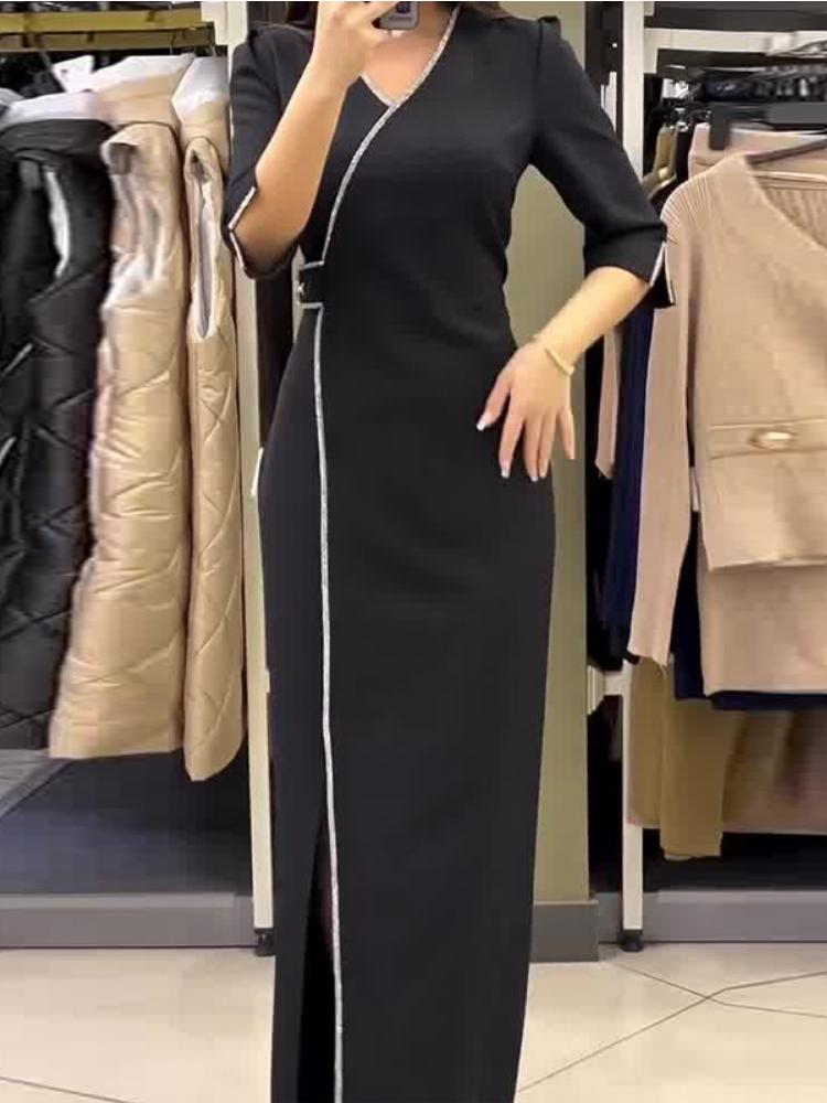 Yadira® | Robe longue noire avec détails de franges et broche élégante